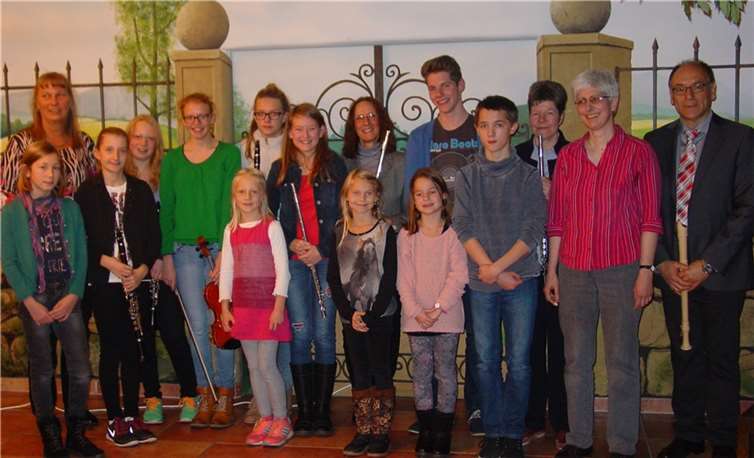 Die Freude nach dem gelungenen Konzert stand den Musikschülerinnen und -schülern sowie den Lehrerinnen ins Gesicht geschrieben. privat