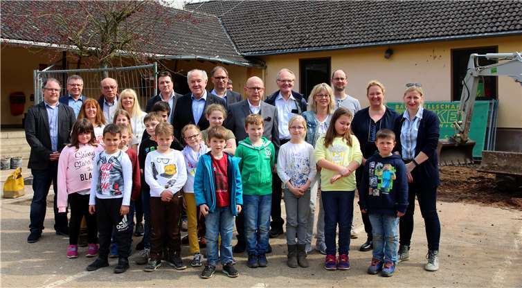 Die Freude über den Baubeginn war allen Beteiligten anzumerken - auch die Kinder hatten ihren Spaß. GM