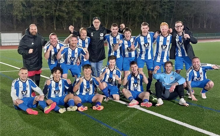 Die Freude über den etwas unerwarteten 2:0-Erfolg über die SG Alzheim/Kürrenberg ist den Ochtendunger Akteuren ins Gesicht geschrieben.