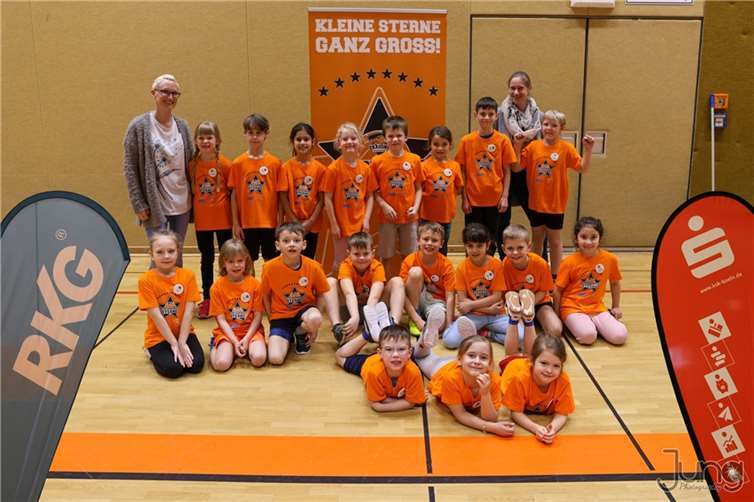 Die Freude über den gewonnenen riesigen Pokal war natürlich groß und alle teilnehmenden Jungs und Mädchen erhielten von den Dragons weitere Preise und ein tolles T-Shirt! Quelle: Verbandsgemeindeverwaltung Unkel