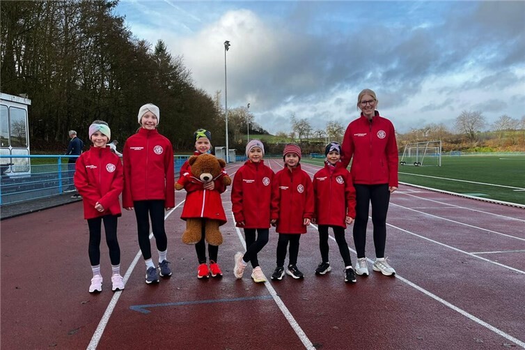 Die Freude über die Jacken ist groß.Fotos: Emelie Breitbach