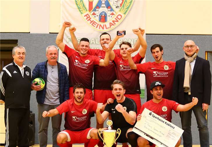 Die Freude über die Siegprämie und den Wanderpokal war riesengroß: Futsal-Rheinlandmeister FC Urbar mit FVR-Vizepräsident Alois Reichert (re.) sowie Bernd Hurth (2.v.l.) und Vinzenz Klein (li.; beide Mitglieder des FVR-Spielausschusses). Foto: privat
