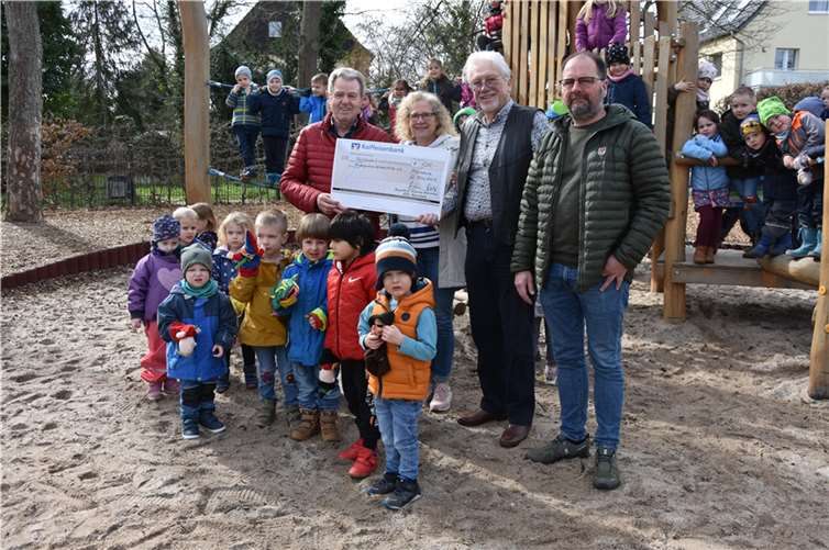 Die Freude über die Spende ist bei allen Beteiligten groß. (Von hinten links:) Karl Heinz Joisten, Petra Schnieber, Manfred Pesch und Jörg Böhler.  Foto: privat