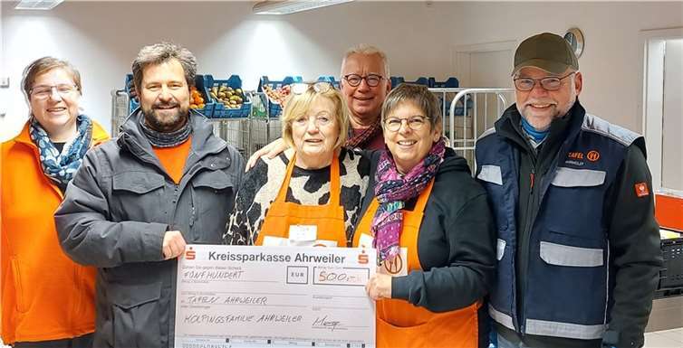 Die Freude über die Spende war groß.  Foto: Nicole Piclum