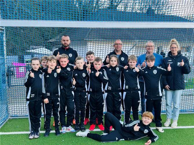 Die Freude über die Trainingsanzüge ist riesig.  Foto: privat