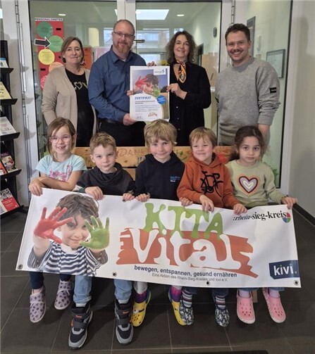 Die Freude über die erneute „Kita-Vital“-Zertifizierung ist groß, unter anderem bei Kita-Leiter Michael Ponath (hinten 2.v.l.) und Stefan Senkel (hinten rechts), Teamleitung Kindertagesbetreuung der städtischen Jugendhilfe. Foto: Stadt Meckenheim