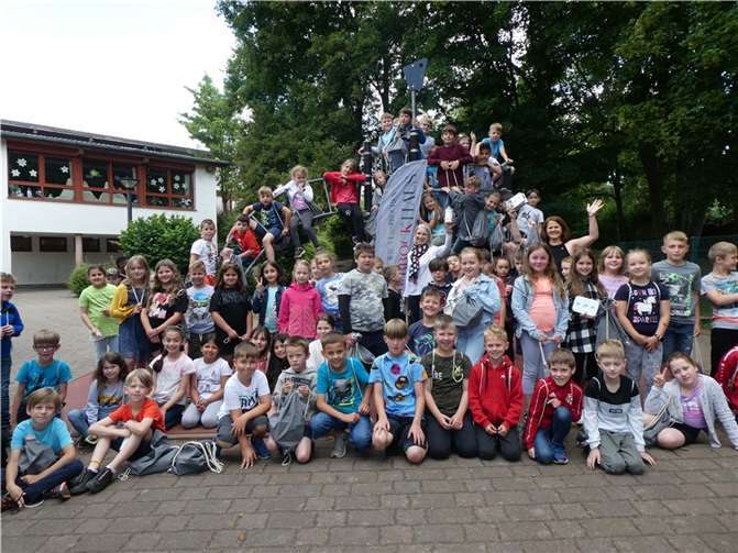 Die Freude über die gefüllten Turnbeeutel war groß.  Foto: Viebrockhaus/GS Polch