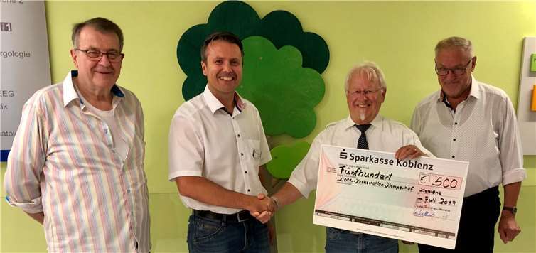 Die Freude über die großzügige Spende war groß. Von links: J. Roth, Dr. Stephan Lobitz, M. Nalbach und H. Wessels. Foto: privat