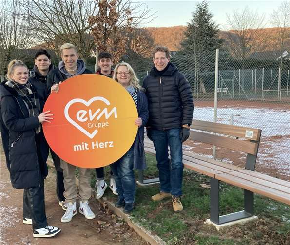 Die Freude über die neue Bank ist groß  Foto: Ernst Corinth