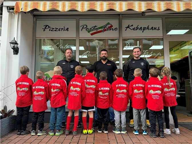 Die Freude über die neuen Allwetterjacken ist groß.  Foto: privat