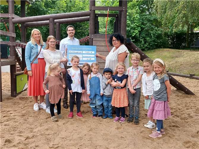 Die Freude über die neuen Spielgeräte war groß - auch ein Spendenscheck wurde überreicht.  Foto: privat