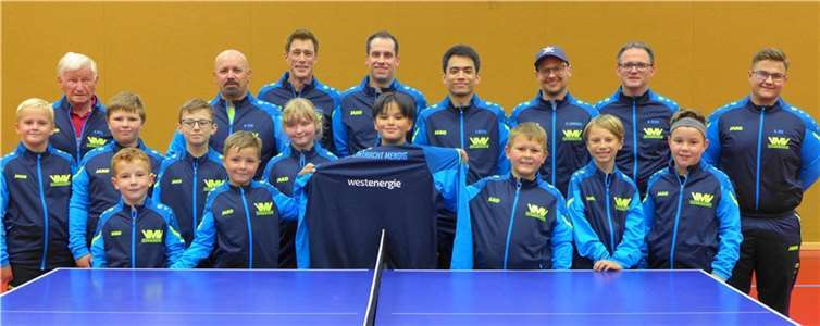Die Freude über die neuen Trainingsanzüge sieht man nicht nur dem Nachwuchs an.  Foto: M. Schreiber