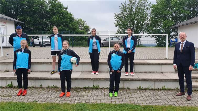 Die Freude über die neuen Trainingsanzüge war groß. Foto: privat