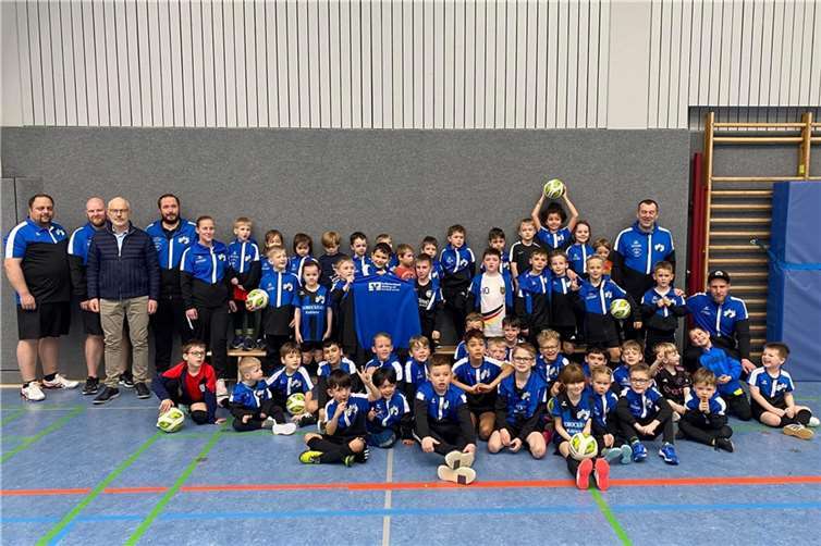 Die Freude über die neuen Trainingsanzüge war groß.  Foto: privat