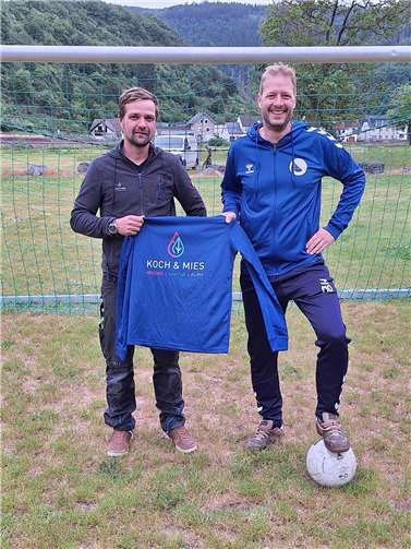 Die Freude über die neuen Trainingsanzüge war groß. Foto: privat