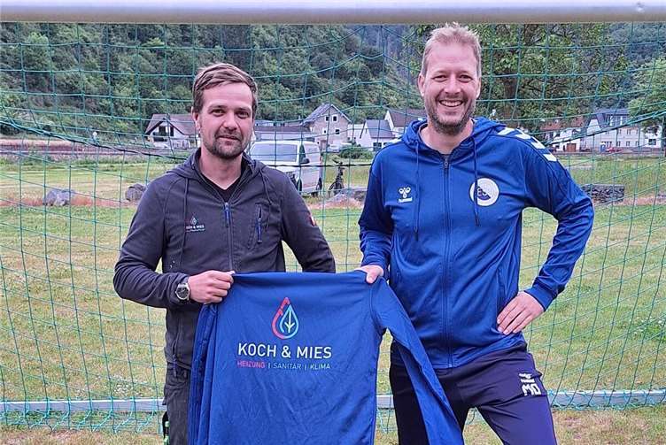 Die Freude über die neuen Trainingsanzüge war groß. Foto: privat