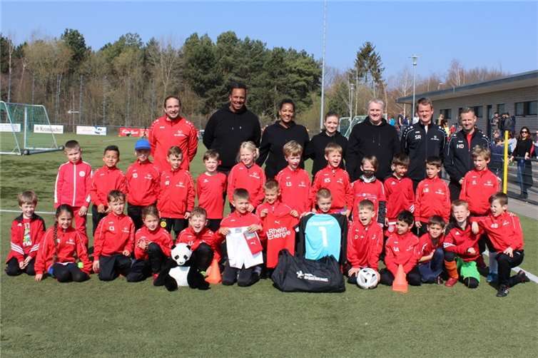 Die Freude über die neuen Trikots ist bei den F-Junioren groß. Quelle: SV Rot-Weiß Merl