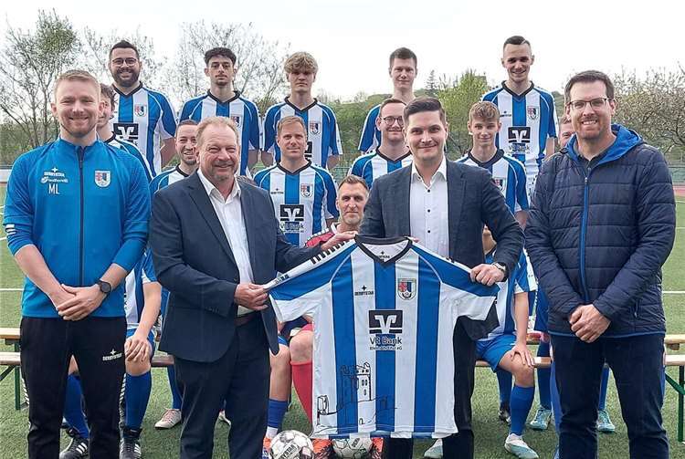 Die Freude über die neuen Trikots war groß.  Foto: privat