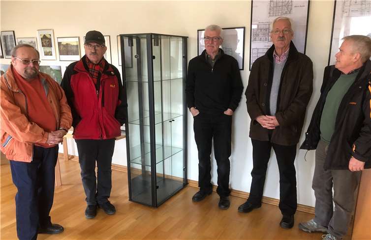 Die Freude war bei Claus Friis (li.) und den Vulkanfreunden groß, als ihnen Gerhard Klein (3.v.r.) die Vitrine überreichte. Foto: Heinz Lempertz, DVG