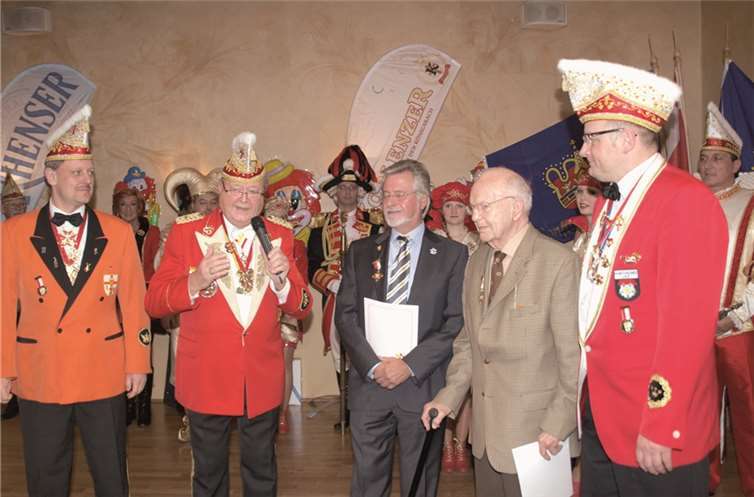 Die Freude war bei allen Anwesenden ausgesprochen groß (v. l.): Olav Kullak, Friedhelm Pieper, Heinrich Schlaudt, Heinz Börner und Dirk Kissel. Udo Stanzlawski