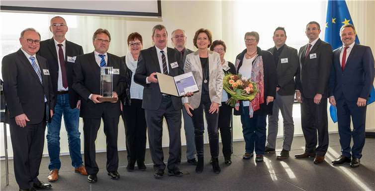 Die Freude war groß, als Ministerpräsidentin Malu Dreyer den Brückenpreis 2018 an das „Kirchspiel Anhausen“ verlieh. privat