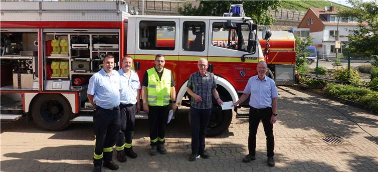 Die Freude war groß bei Wehrleiter Markus Mandt und Bürgermeister Guido Orthen, als sie von Bürgermeister Thilo Becker und Wehrführer Frank Kauert das Löschfahrzeug erhielten. Foto: VG Höhr-Grenzhausen