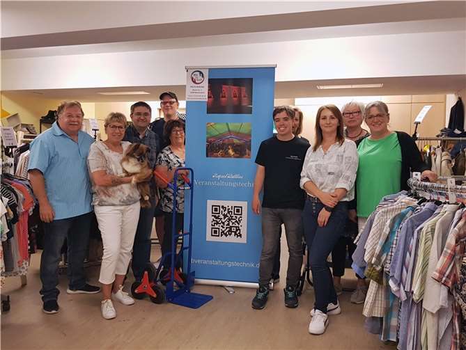 Die Freude war groß über die Transport-Sackkarre, die Treppen überwinden kann.  Foto: WIR für EUCH