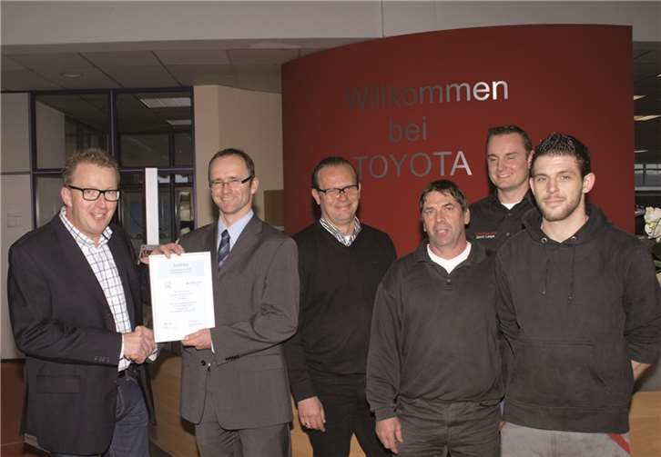 Die Freude war im Autohaus Toyota groß und mit Recht waren sie stolz auf ihre Leistungen bei der Übergabe der Urkunde. Werner Heck (Geschäftsführer Autohaus Toyota), Stefan Junk (Distriktleiter Kundenservice Toyota-Deutschland), Oliver Ehrlich (Filialleiter Autohaus Toyota), Jürgen Knoch (Werkstattleiter), David Lange (Teamleiter Kundendienst) und Manuel Jakobs (KFZ-Mechatroniker). (v.l.). Udo Stanzlawski