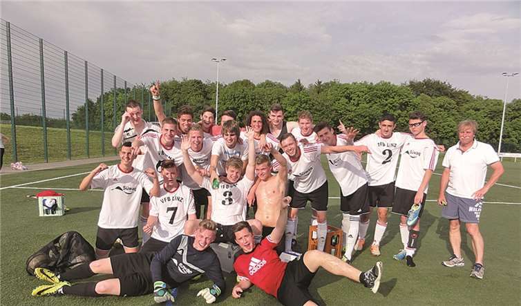 Die Freude war riesig bei der A-Jugend des VFB Linz nach der gewonnenen Meisterschaft. privat