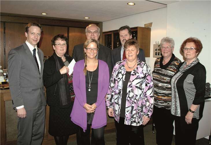 Die Freude war sowohl aufseiten der Vertreter der Raiffeisenbank als auch aufseiten der Organisatoren des Seniorentreffs groß.privat