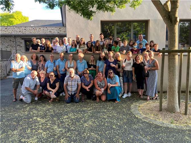 Die Freunde aus Pleudihen-sur-Rance zusammen mit der Gruppe aus Deutschland, die in diesem Sommer am Jugendaustausch teilgenommen hat, beim Empfang in Frankreich. Foto: privat