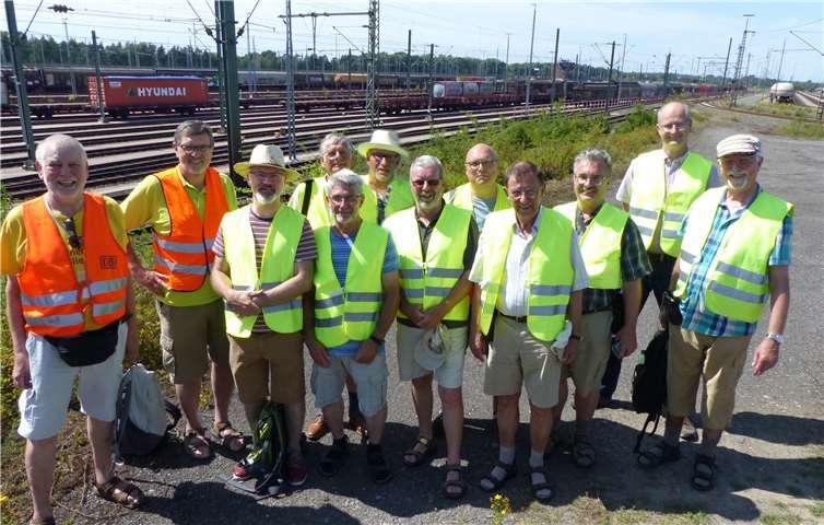 Die Freunde der Ahrtalbahn mitten im Eisenbahnalltag: Besuch des Rangierbahnhofs in Maschen bei Hamburg. Foto: privat