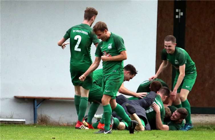 Die Freunde der Oberzissener Spieler nach dem Siegtreffer gegen den BC Ahrweiler war unübersehbar. Foto: Claus Deptalla