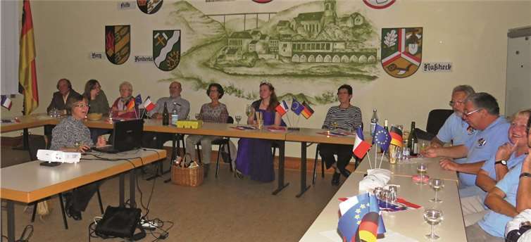 Die Freunde der Partnerstadt Marzy schauten sich gemeinsam die Fotos von der Reise an.Privat