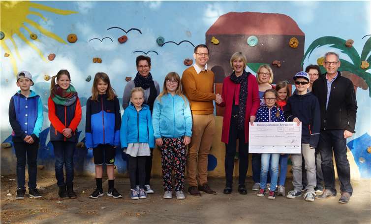 Die Freunde und Förderer der Grundschule Wassenach freuten sich sehr über die Spende der Theatergruppe Lampenfieber. privat