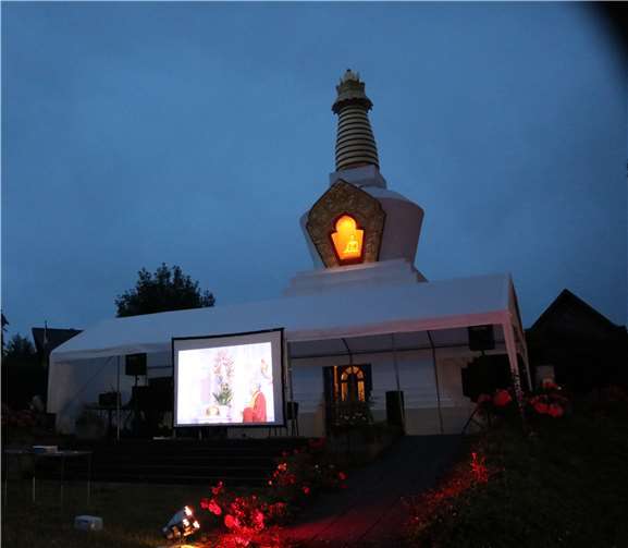 Die „Friedensstupa“ steht in der Mitte des Anwesens.