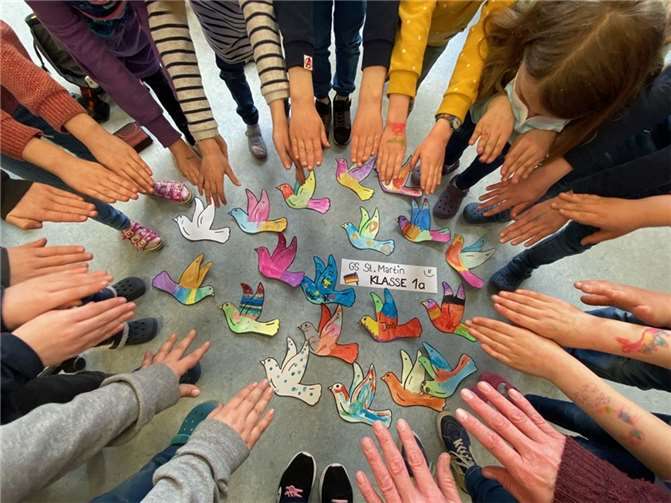 Die Friedenstauben der Klasse 1a der Grundschule St. Martin.