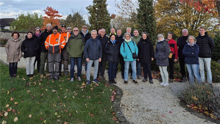 Die Friedhofsexkursion nach Nickenich und Thür stieß bei den Teilnehmer auf großes Interesse. Foto: Kreisverwaltung MYK/L. Jaeger
