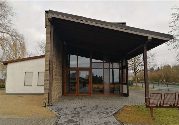 Die Friedhofshalle in Hilgert ist in die Jahre gekommen. Hier sind Sanierungsmaßnahmen nötig. Foto: MIH