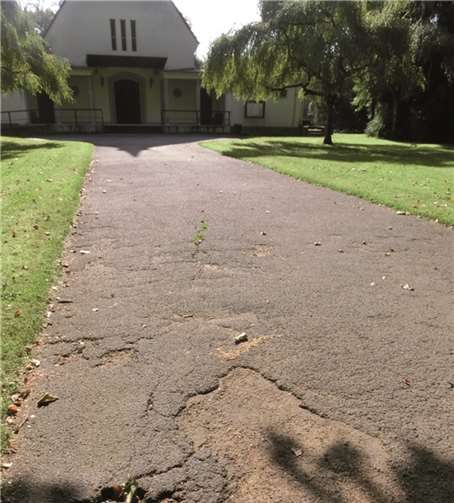 Die Friedhofswege in Neuwied sind in schlechtem Zustand.PRivat