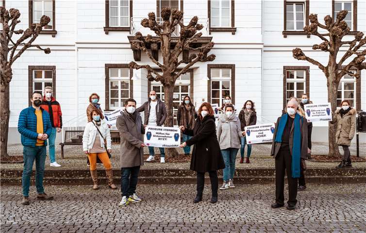 Die Friseure wollen bald wieder ihre Salons öffnen und machten mit einer Aktion auf ihre dramatische Lage aufmerksam machen. Mit dabei v.li., vorne Martin Thormann (FDP-Landtagskandidat), Daniel Röber (Obermeister der Friseurinnung), Sandra Weeser (FDP-Bundestagsabgeordnete), Ulrich van Bebber (FDP-Kreisvorsitzender), sowie hintere Reihe Christina Steinhausen (Kreisbeigeordnete) und Rosa Maria Müller (B-Kandidatin für den Landtag). Foto: Hagen Hoppe Photographer