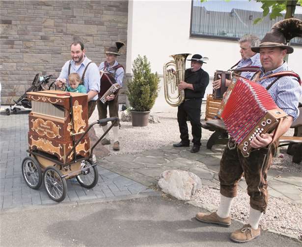 Die Fritzdorf Heimatsmusikanten sorgten mit ihrer volkstümlichen Musik für gute Laune nicht nur im Sägewerk von Herbert Schmitz. -Jost-