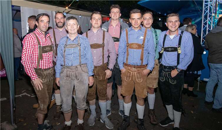 Die Fritzdorfer Vereine ziehen für das neue Festzelt an einem Strang.Fotos: CEW