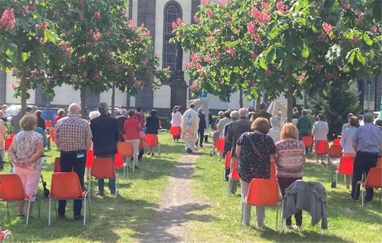 Die Fronleichnamsfeier konnte im Kastanienpark vor der Pfarrkirche durchgeführt werden. Foto: privat