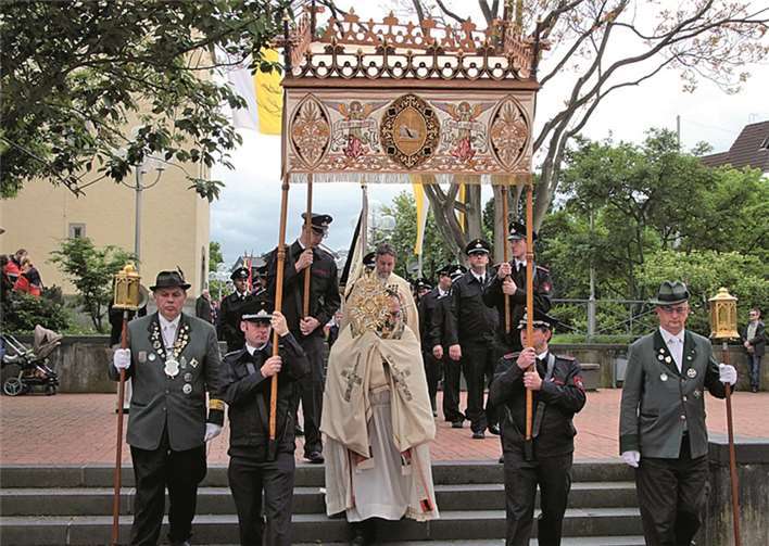 Die Fronleichnamsprozession in Meckenheim begann nach der Messe an der Pfarrkirche.