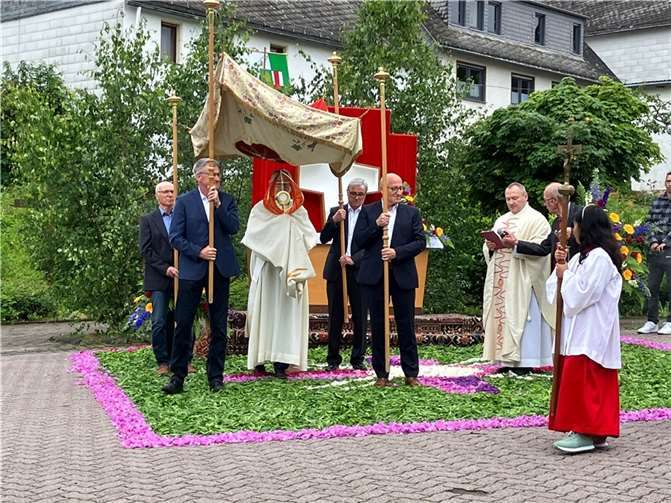 Die Fronleichnamsprozession in Nörtershausen/Pfaffenheck wurde feierlich begangen. Fotos: N. Bildhauer/P. Kreber