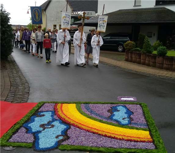 Die Fronleichnamsprozession zog durch das festlich geschmückte Barweiler.  privat