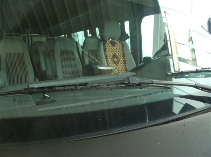 Die Frontscheibe des durch die Beamten stillgelegten Reisebusses war mehrfach gerissen. Fotos: Polizei