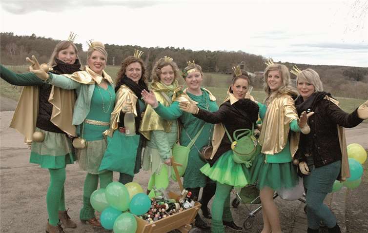 Die Froschköniginnen suchten ihren Prinzen.UM