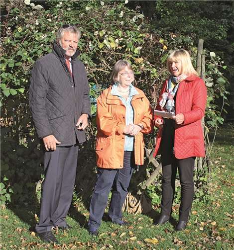 Die Früchte aus den Gärten am Moselweißerhang hat Ingrid Hahn zu Marmelade verarbeitet und diese in diesem Jahr zugunsten der Stadtranderholung der AWO verkauft. So konnten 250 Euro überreicht werden.Privat